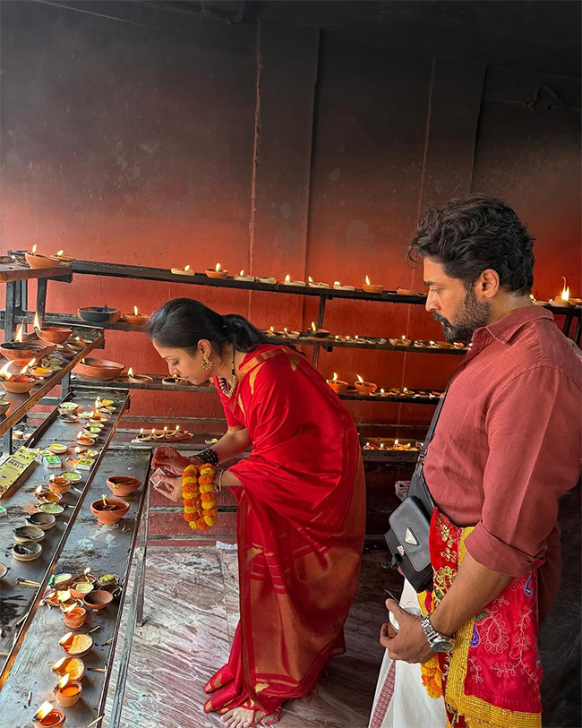 actress_20jyotika_20husband_20surya_20visited_20the_20sacred_20Shakti_20peethas__20_284_29.jpg 4