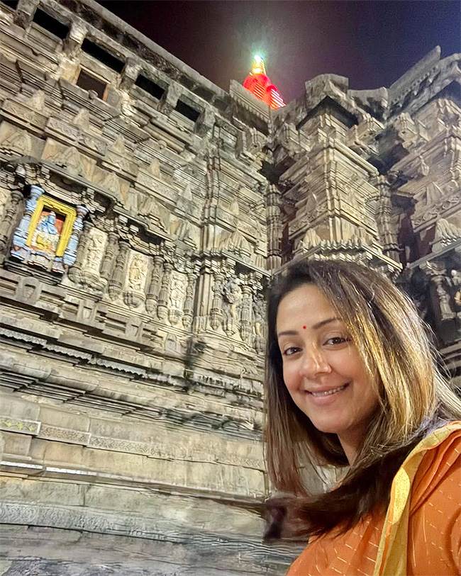actress_20jyotika_20husband_20surya_20visited_20the_20sacred_20Shakti_20peethas__20_288_29.jpg 8