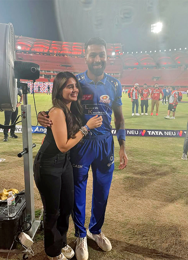 Actress_20Kushita_20Kallapu_20Photos_20Viral_20In_20SRH_20vs_20MI_20Match-_20_284_29.jpg 4