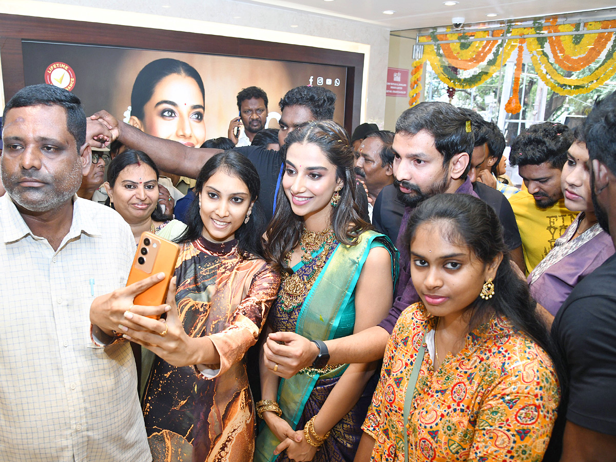 Actress_20Meenakshi_20Chaudhary_20Launch_20Jewellery_20Store_20in_20Tirupati_20Photos_20_286_29.jpg 7