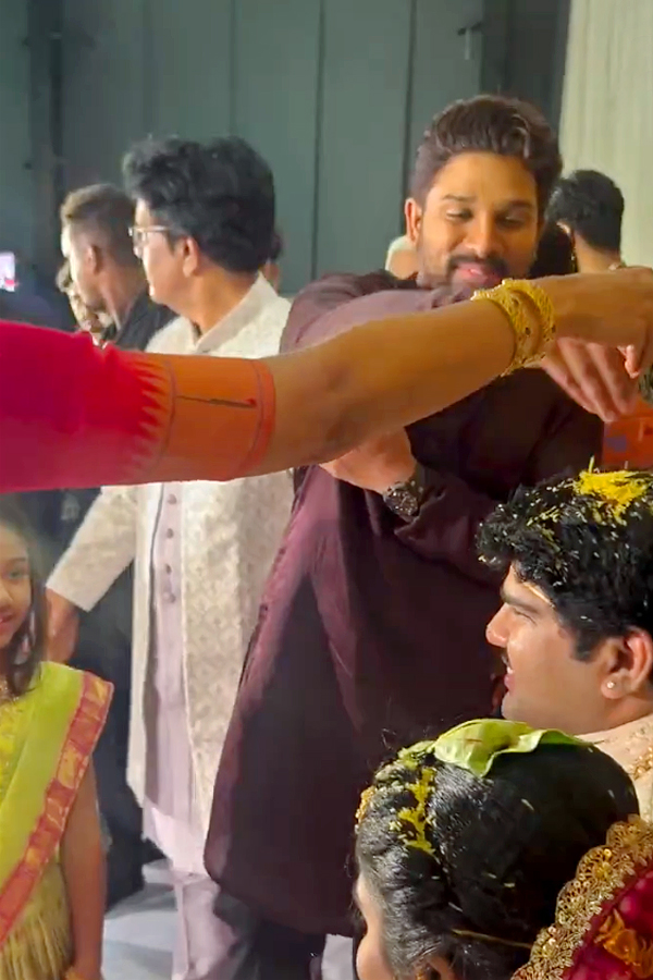Allu_20Arjun_20Attends_20Cousins_20Wedding_20Photos_20_2822_29.jpg 6