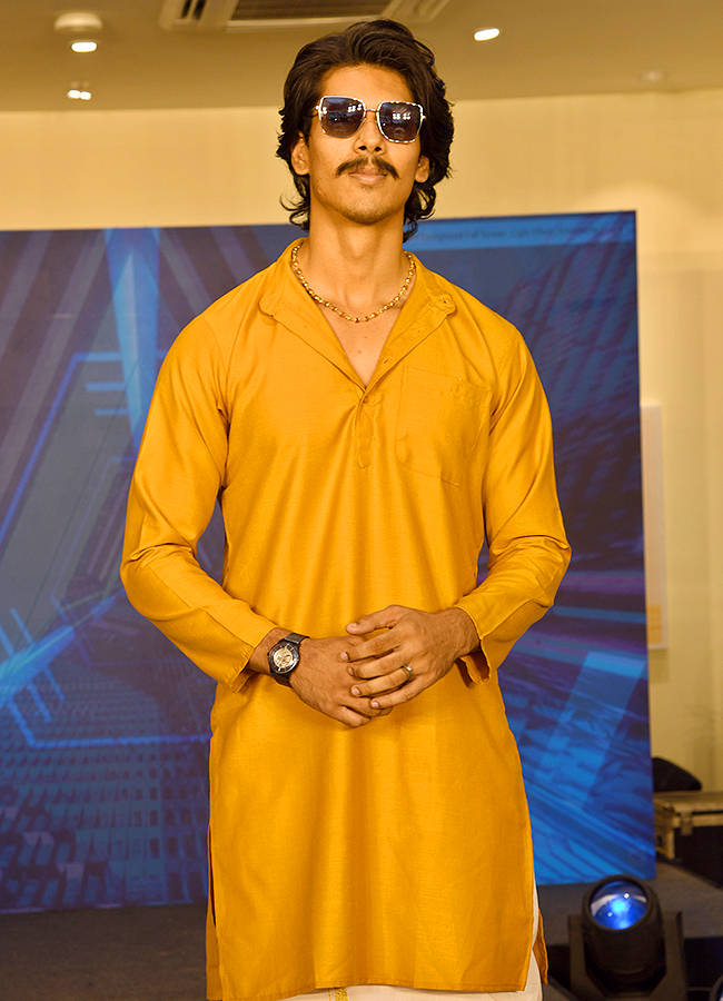 Hyderabad_20Models_20make_20a_20splash_20at_20a_20shopping_20mall_20Photos__20_2817_29_0.jpg 15