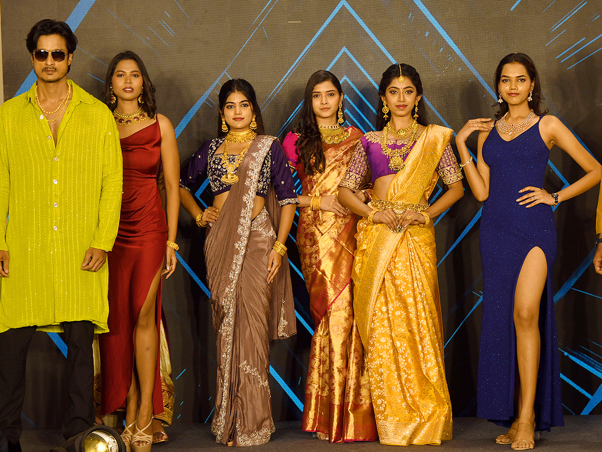 Hyderabad_20Models_20make_20a_20splash_20at_20a_20shopping_20mall_20Photos__20_2818_29_0.jpg 16