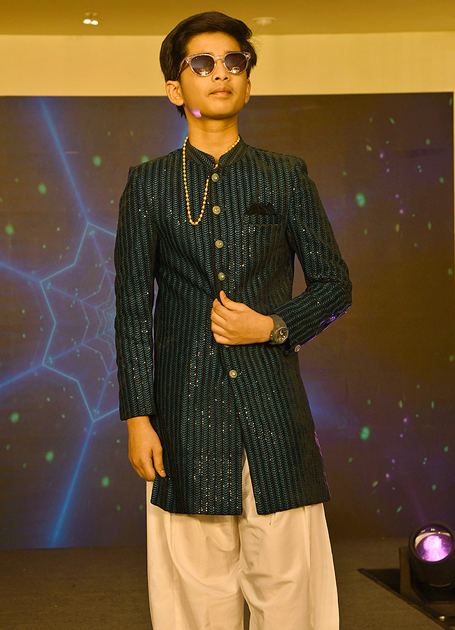 Hyderabad_20Models_20make_20a_20splash_20at_20a_20shopping_20mall_20Photos__20_288_29_0.jpg 6