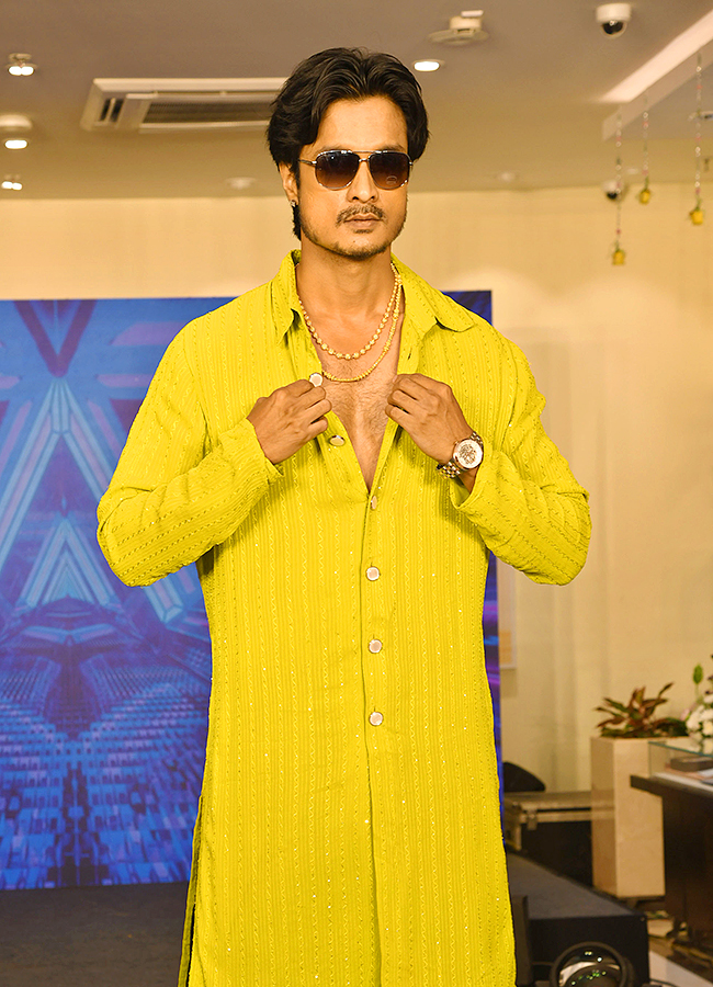 Hyderabad_20Models_20make_20a_20splash_20at_20a_20shopping_20mall_20Photos__20_289_29_0.jpg 7