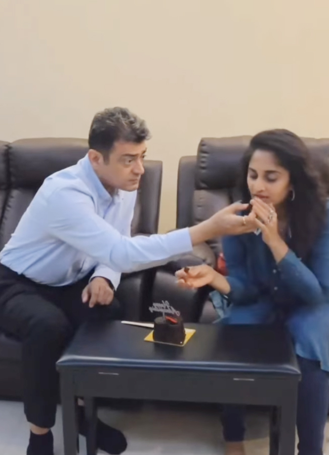 Hero_20Ajith_20marriage_20day_20celebrations7.jpg 8