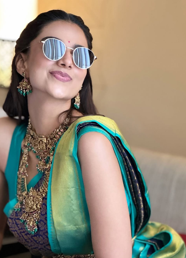 Meenakshi_20choudary5.jpg 6