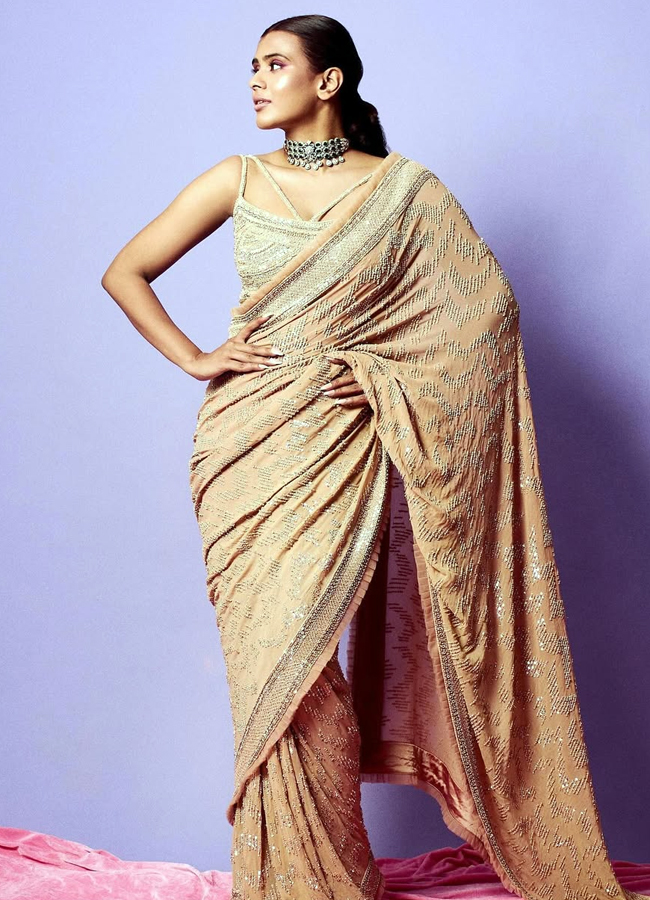 Hebah_20patel9.jpg 10