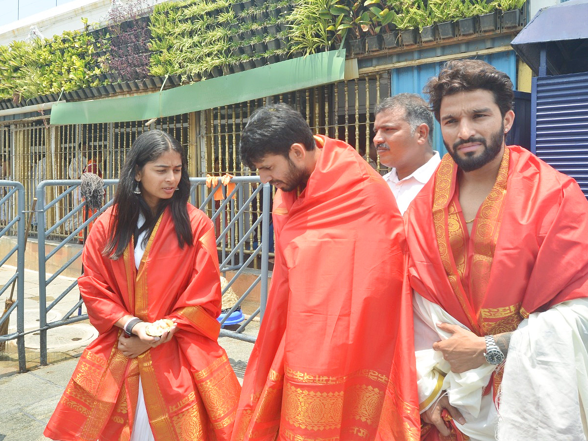 RCB_20stars_20Rajat_20Patidar_2C_20Jitesh_20Sharma_2C_20And_20Shreyanka_20Patil_20visited_20the_20Tirumala_20Photos_20_289_29.jpg 9