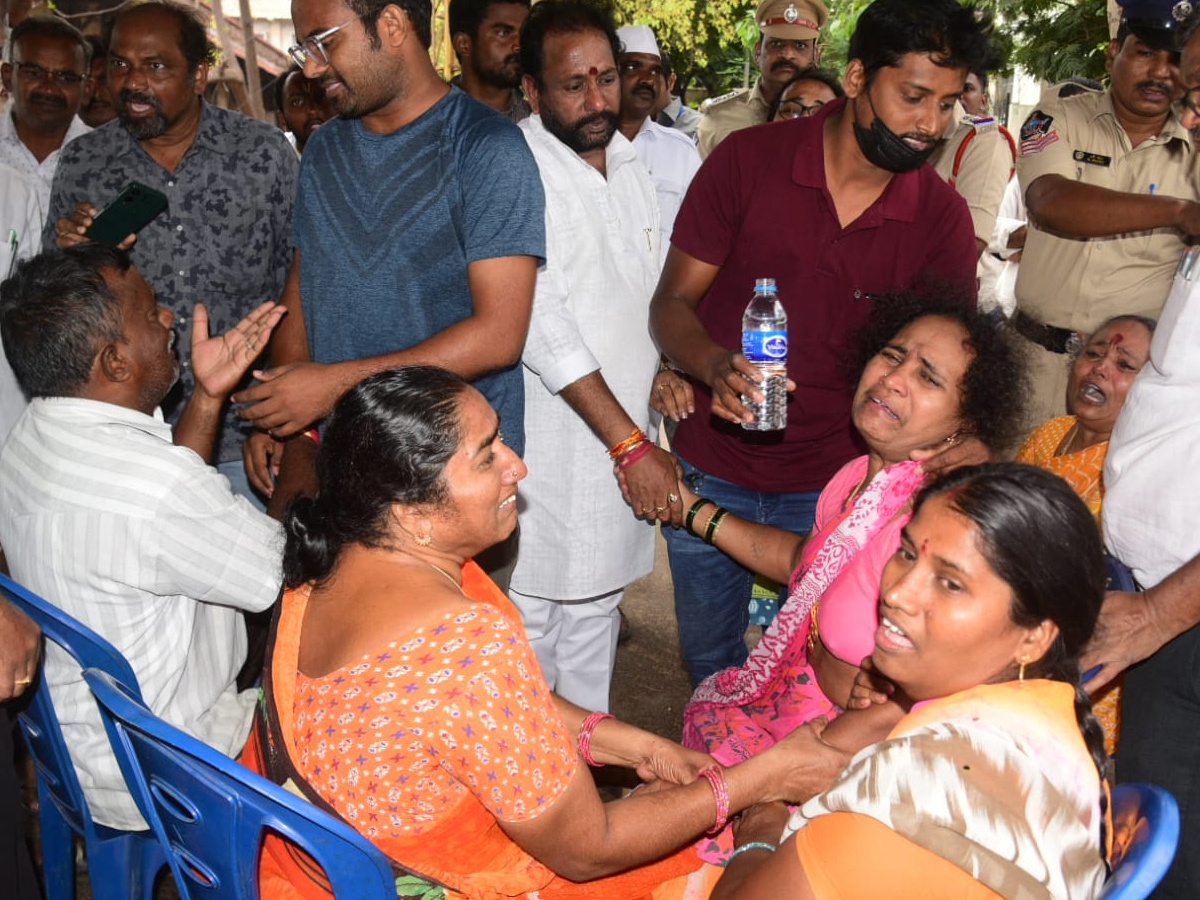 Simhachalam_20temple_20tragedy_20photos3.jpg 1