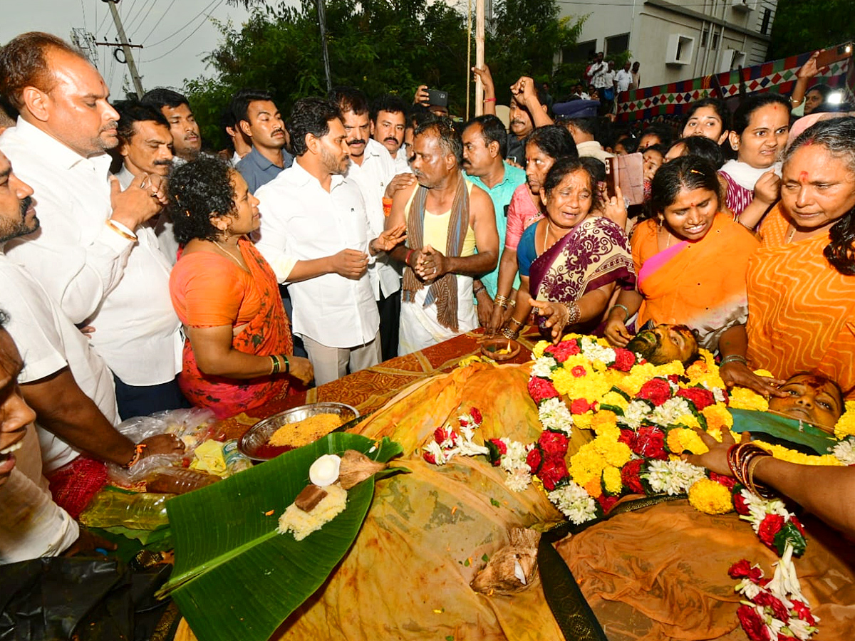 YS_20Jagan_20Visits_20Simhachalam_20Tragedy_20Victims_20Families_20Photos_20_2814_29.jpg 3