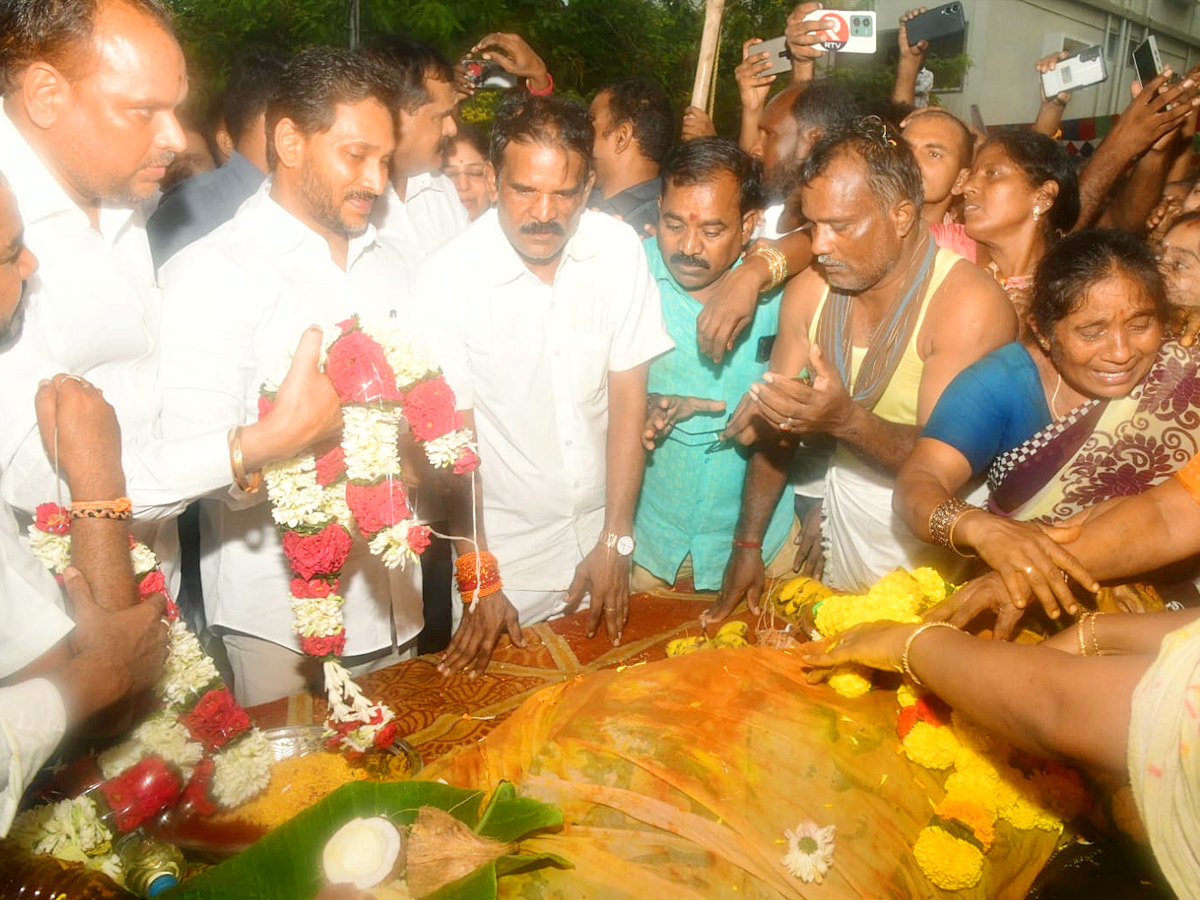 YS_20Jagan_20Visits_20Simhachalam_20Tragedy_20Victims_20Families_20Photos_20_2820_29.jpg 8