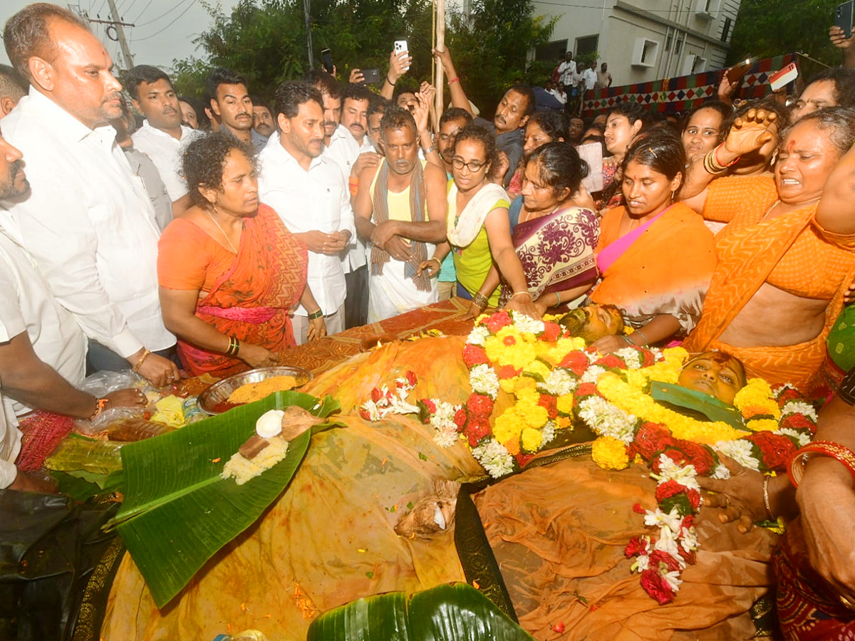 YS_20Jagan_20Visits_20Simhachalam_20Tragedy_20Victims_20Families_20Photos_20_2822_29.jpg 10