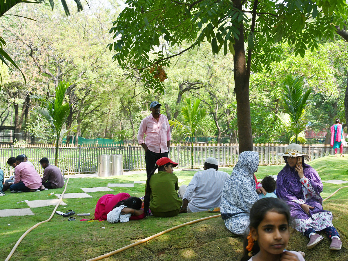 Tourists_20Throng_20To_20Nehru_20Zoological_20Park_20Photos_20_2810_29.jpg 10