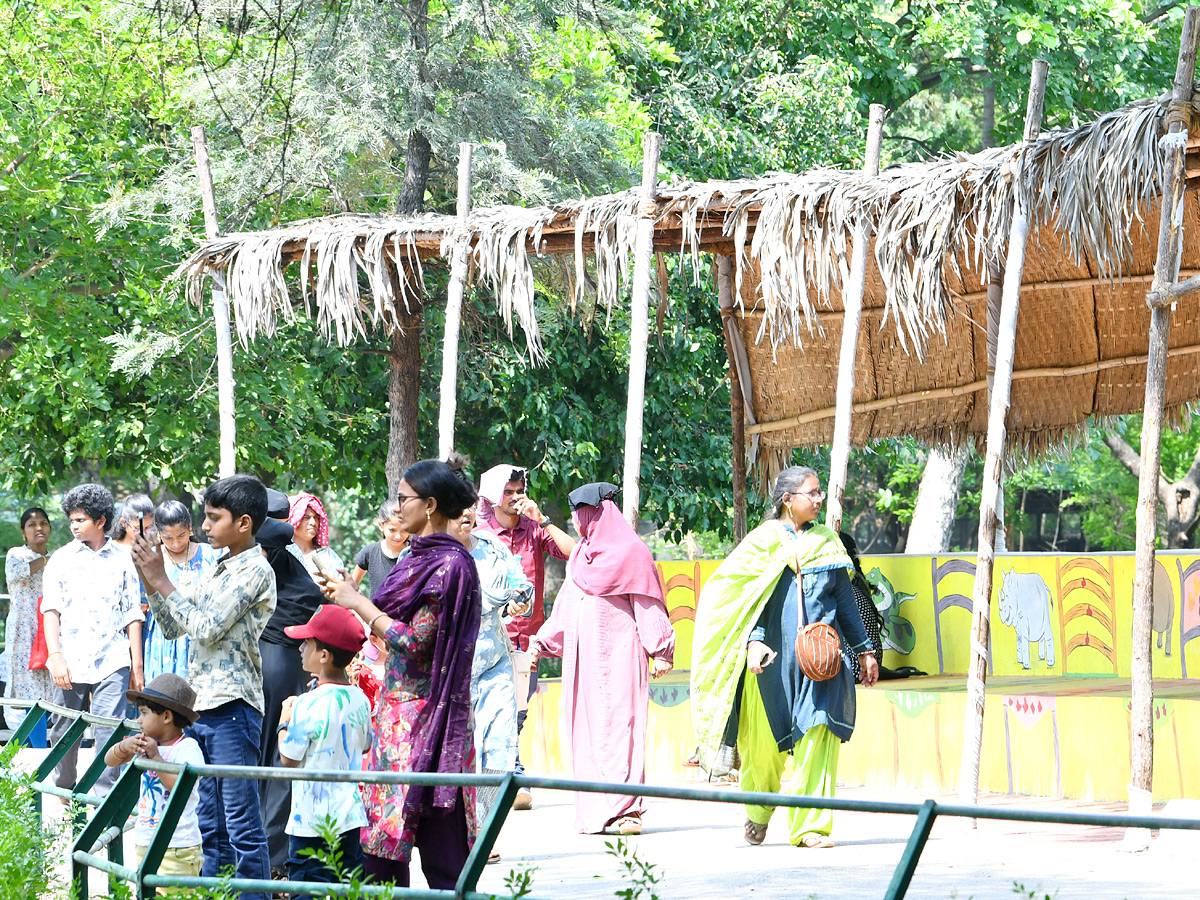 Tourists_20Throng_20To_20Nehru_20Zoological_20Park_20Photos_20_2812_29.jpg 12