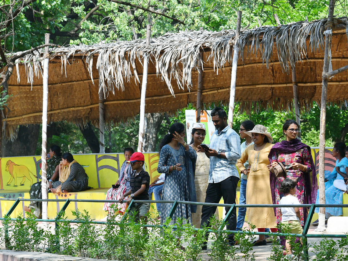 Tourists_20Throng_20To_20Nehru_20Zoological_20Park_20Photos_20_2813_29.jpg 13
