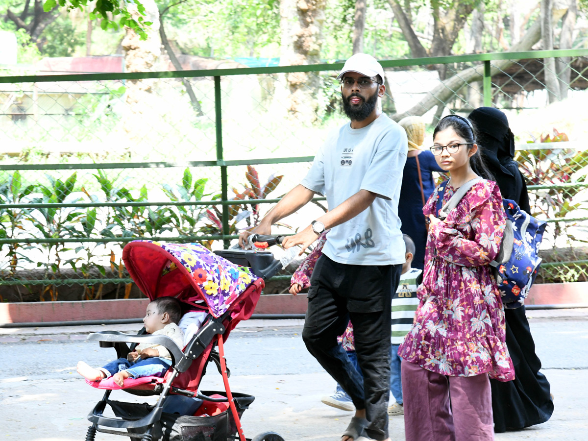 Tourists_20Throng_20To_20Nehru_20Zoological_20Park_20Photos_20_2817_29.jpg 17