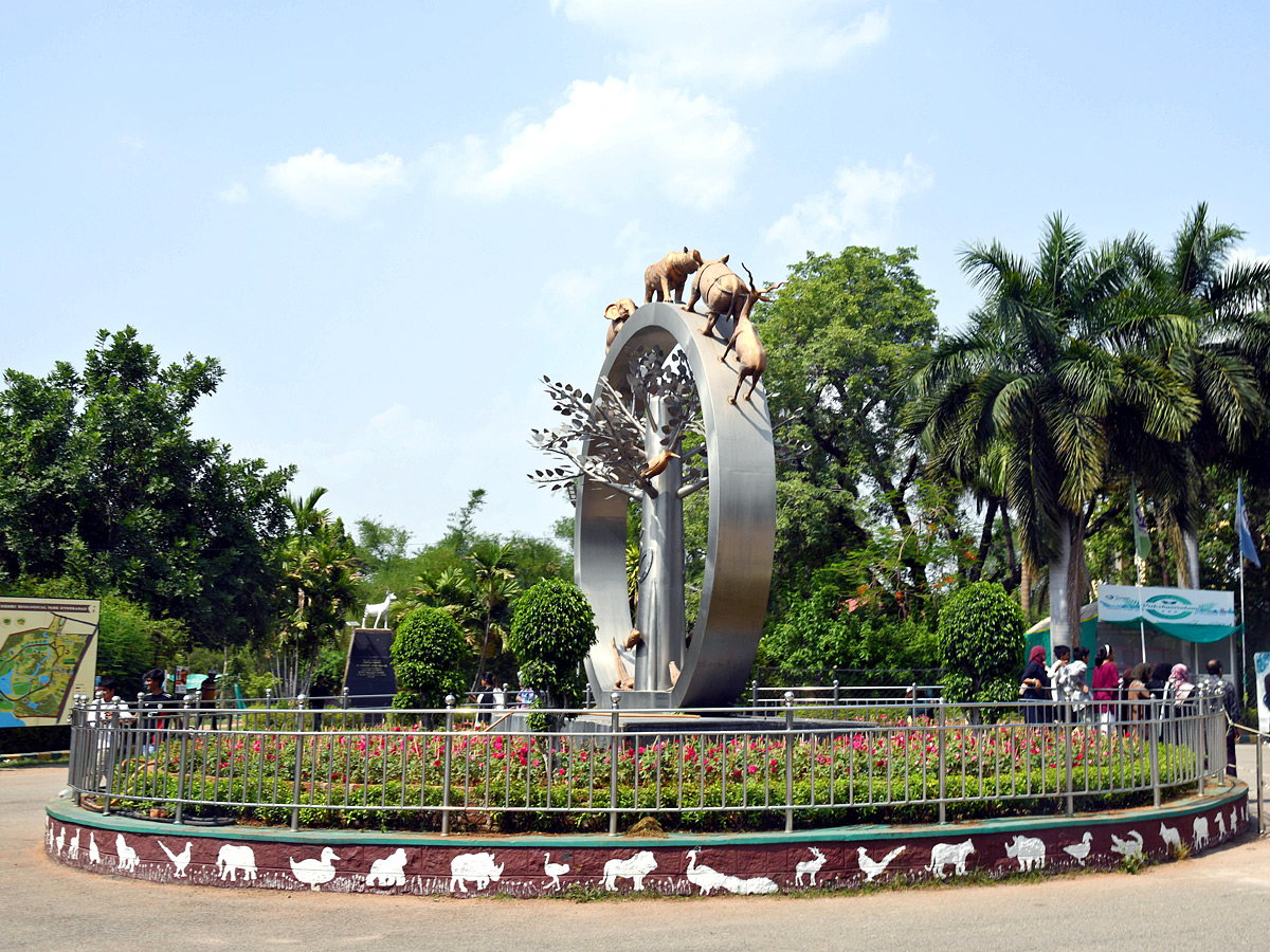 Tourists_20Throng_20To_20Nehru_20Zoological_20Park_20Photos_20_281_29.jpg 2