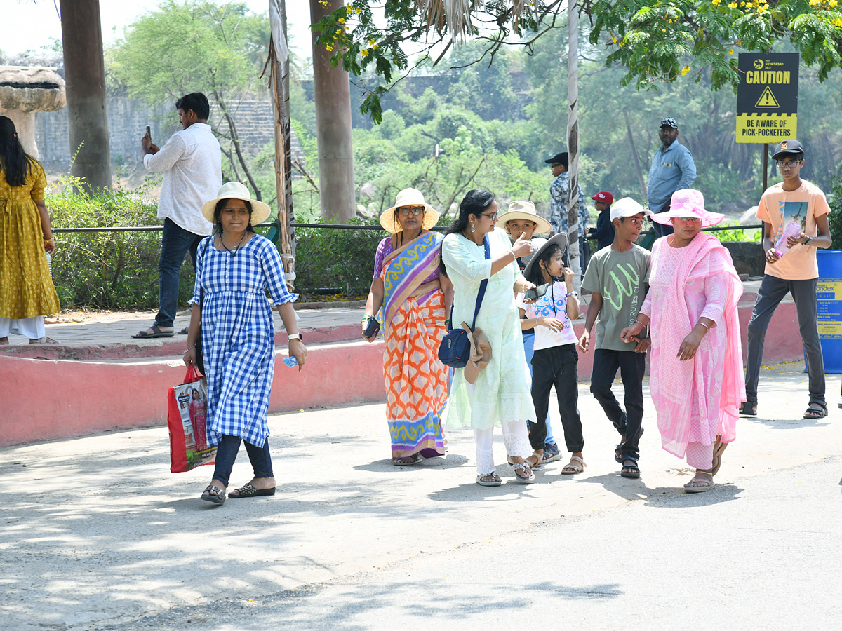 Tourists_20Throng_20To_20Nehru_20Zoological_20Park_20Photos_20_2823_29.jpg 23