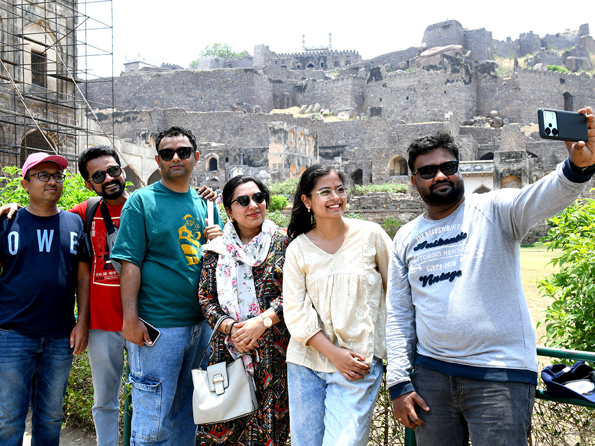 Hyderabad_20Tourists_20throng_20Golconda_20Fort_20Photos__20_2810_29.jpg 10