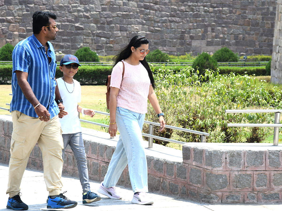 Hyderabad_20Tourists_20throng_20Golconda_20Fort_20Photos__20_284_29.jpg 4
