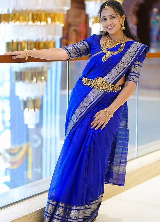 Lasya_20in_20blue_20saree1.jpg 2