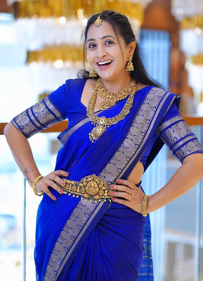 Lasya_20in_20blue_20saree6.jpg 7