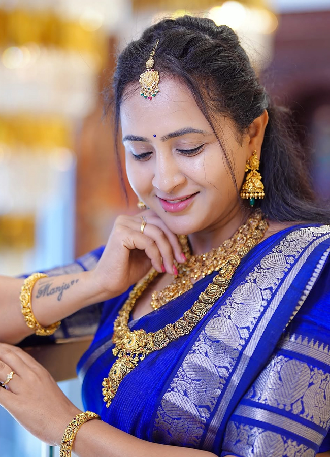 Lasya_20in_20blue_20saree7.jpg 8