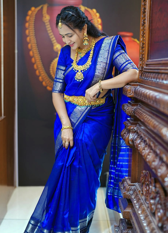 Lasya_20in_20blue_20saree8.jpg 9