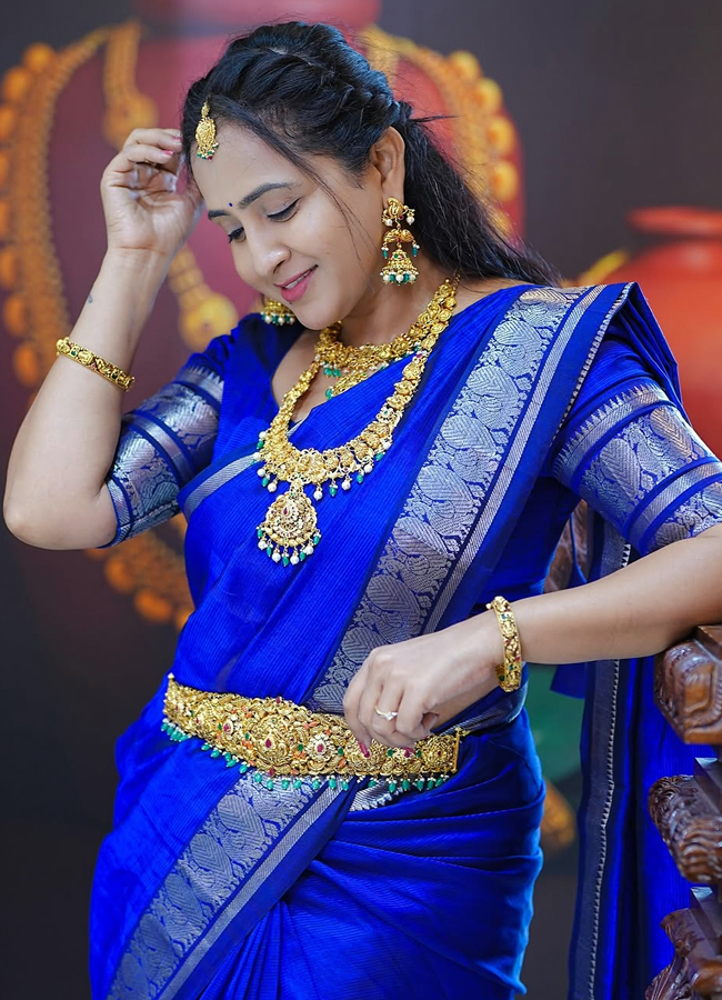 Lasya_20in_20blue_20saree9.jpg 10
