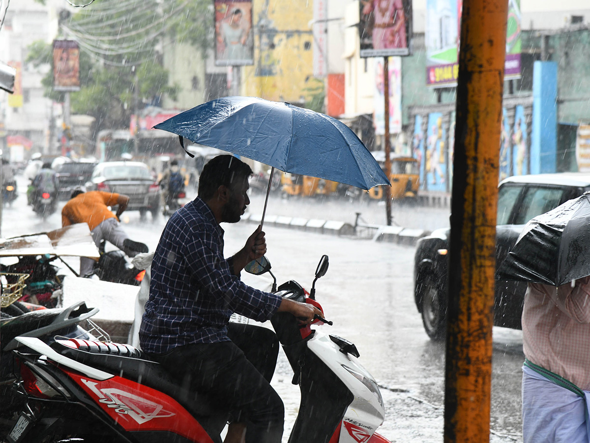 Heavy_20Rain_20At_20Tirupati_20Photos__20_2813_29.jpg 13