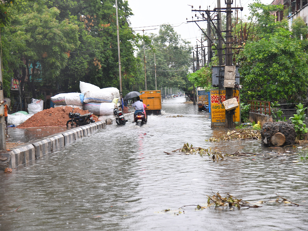 Unseasonal_20Rains_20in_20Telugu_20States_20Photos__20_2818_29.jpg 18