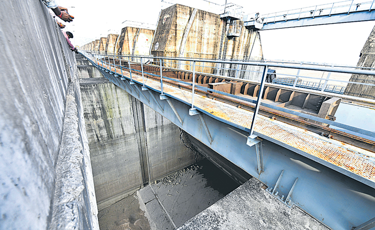 Medigadda-Lakshmi-Barrage-2.jpg