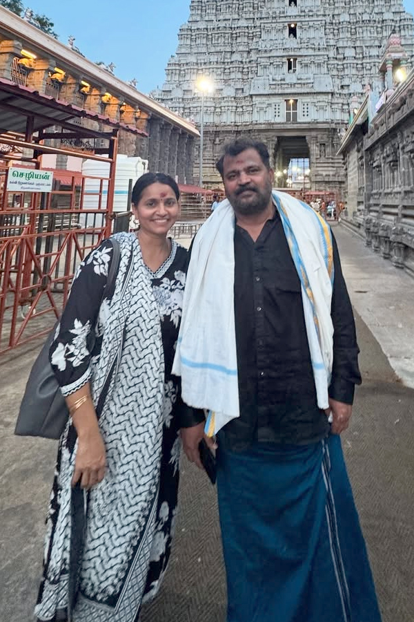 TV_20Actor_20Prabhakar_20with_20his_20wife_20And_20daughter_20visited_20Arunachalam_20Temple_20Photos_20_283_29.jpg 2