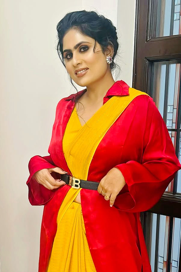 producer_20Dil_20Raju_20Wife_20Tejaswini_20Glamorous_20Stills_20Photos_20_282_29.jpg 3
