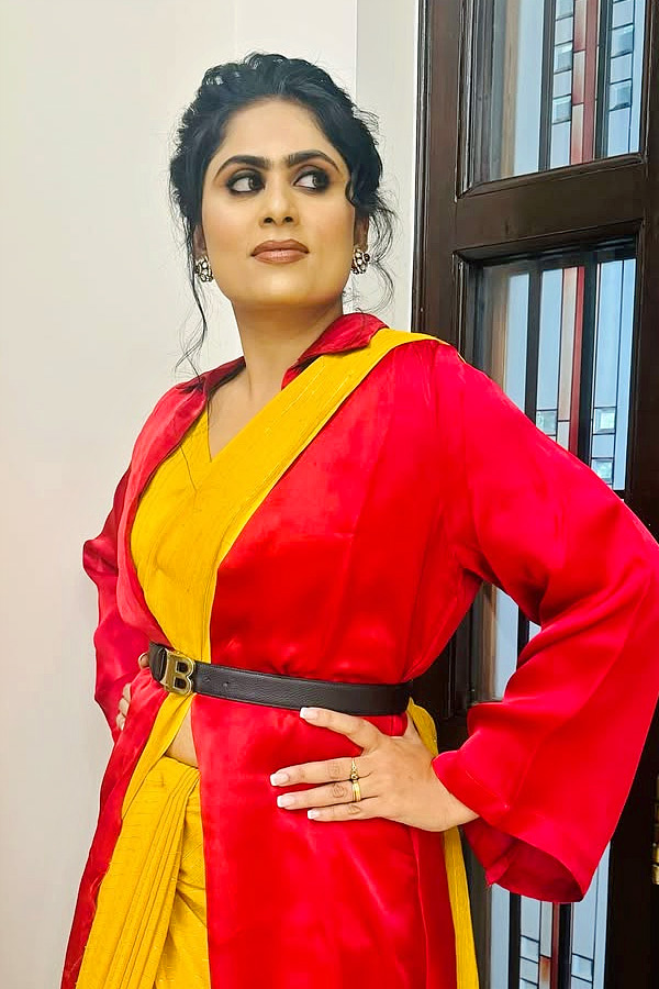producer_20Dil_20Raju_20Wife_20Tejaswini_20Glamorous_20Stills_20Photos_20_284_29.jpg 5