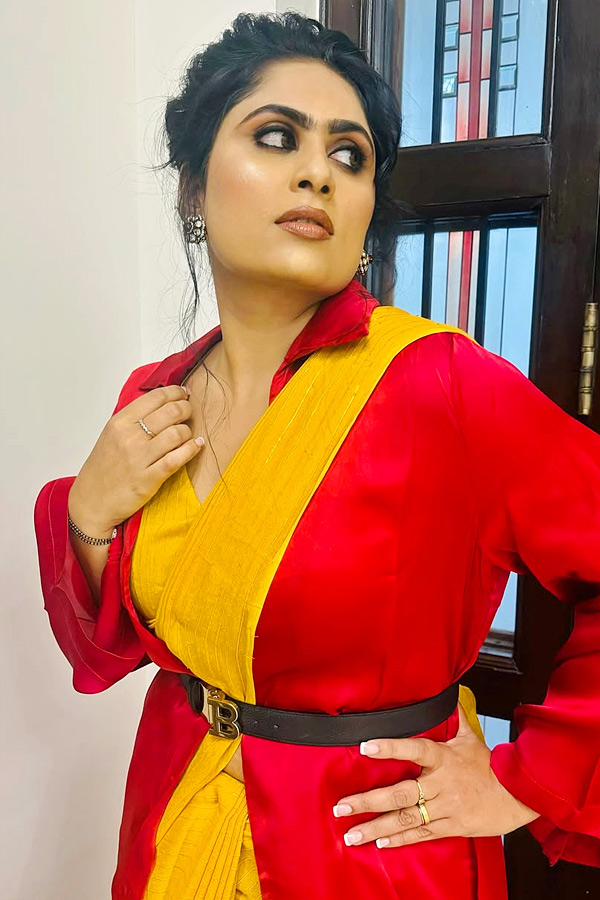 producer_20Dil_20Raju_20Wife_20Tejaswini_20Glamorous_20Stills_20Photos_20_286_29.jpg 7