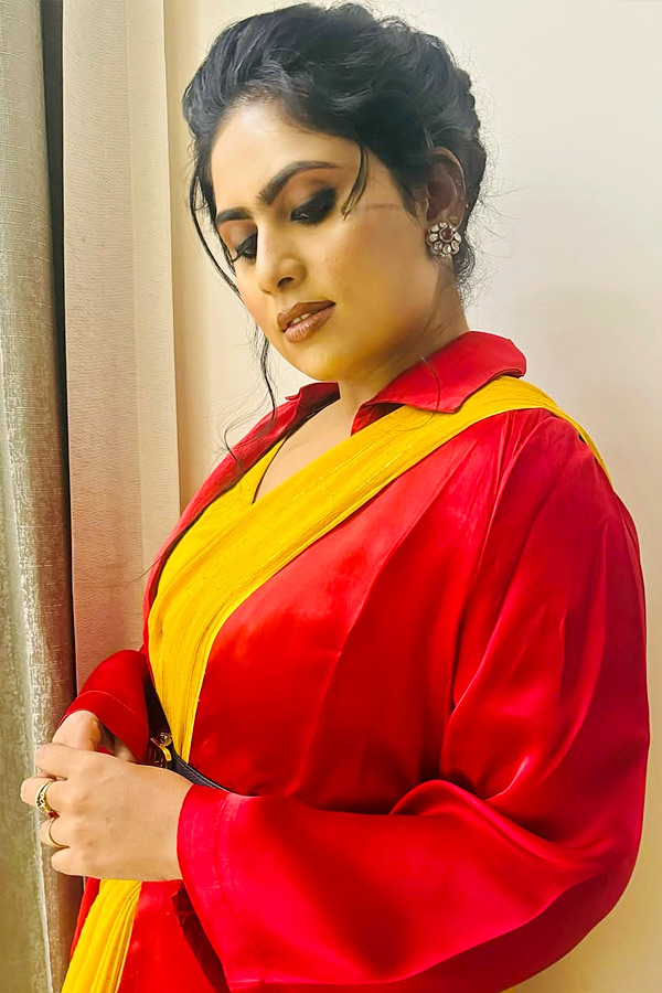 producer_20Dil_20Raju_20Wife_20Tejaswini_20Glamorous_20Stills_20Photos_20_289_29.jpg 10