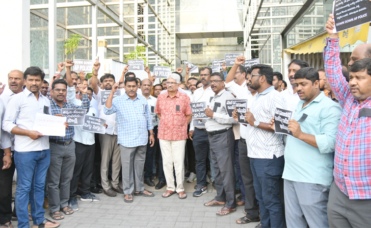 sakshi-journalit-protest_2.jpg