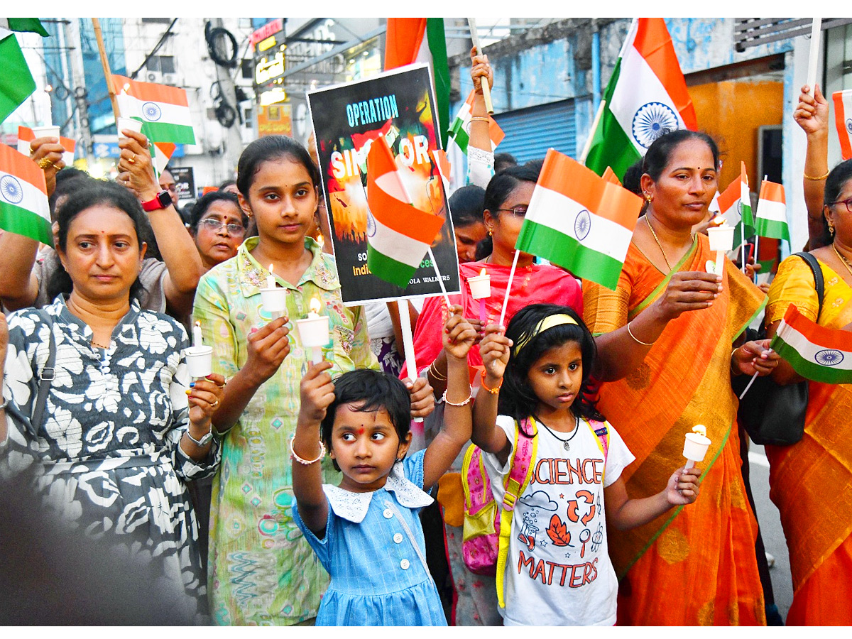 Candle_20light_20support_20of_20the_20Indian_20Army_20in_20Vijayawada_20Photos_20_283_29.jpg 4