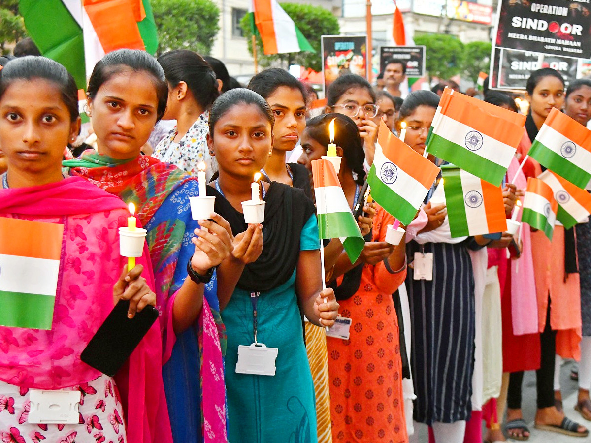 Candle_20light_20support_20of_20the_20Indian_20Army_20in_20Vijayawada_20Photos_20_288_29.jpg 9