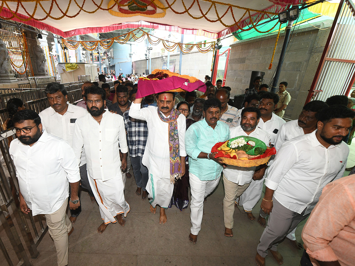 Devotees_20_20Tirupati_20Gangamma_20Jatara_20Festival_20Photos__20_283_29.jpg 3