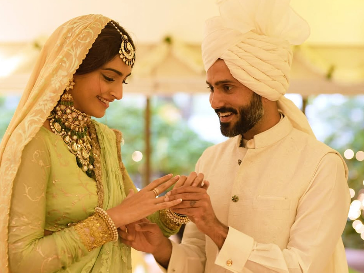 Sonam_20Kapoor_20shares_20unseen_20wedding_20pics_20with_20husband_20Anand_20Ahuja_20on_207th_20Anniversary_20Photos_20_2815_29.jpg 5