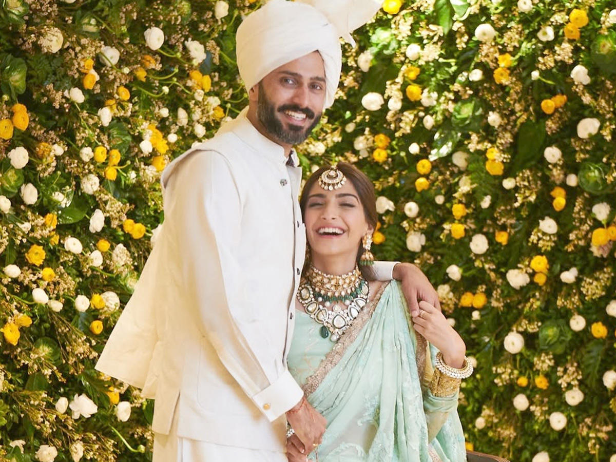 Sonam_20Kapoor_20shares_20unseen_20wedding_20pics_20with_20husband_20Anand_20Ahuja_20on_207th_20Anniversary_20Photos_20_2817_29.jpg 7