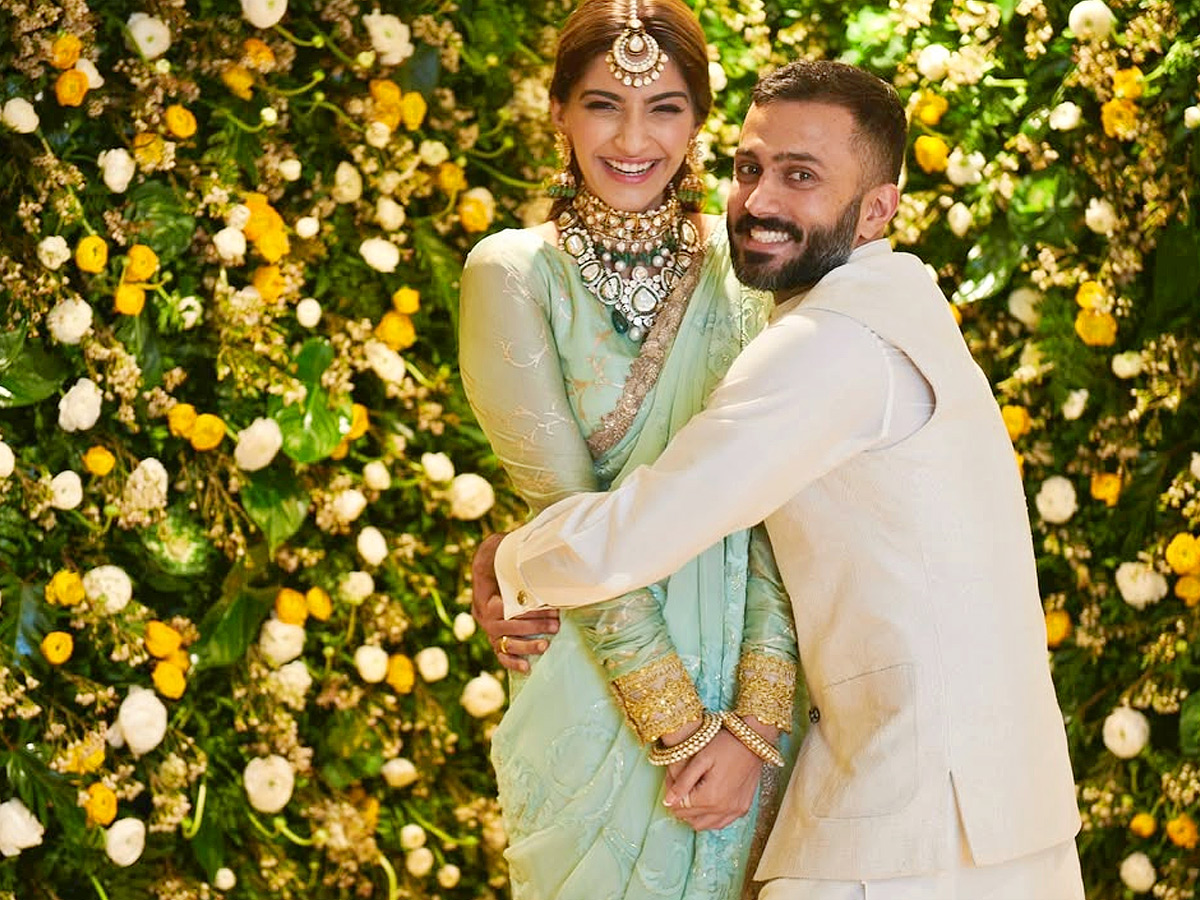 Sonam_20Kapoor_20shares_20unseen_20wedding_20pics_20with_20husband_20Anand_20Ahuja_20on_207th_20Anniversary_20Photos_20_2818_29.jpg 2