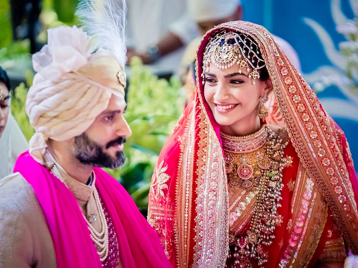 Sonam_20Kapoor_20shares_20unseen_20wedding_20pics_20with_20husband_20Anand_20Ahuja_20on_207th_20Anniversary_20Photos_20_2819_29.jpg 3