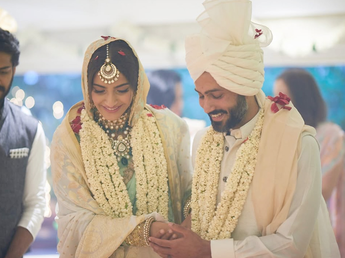 Sonam_20Kapoor_20shares_20unseen_20wedding_20pics_20with_20husband_20Anand_20Ahuja_20on_207th_20Anniversary_20Photos_20_281_29.jpg 4