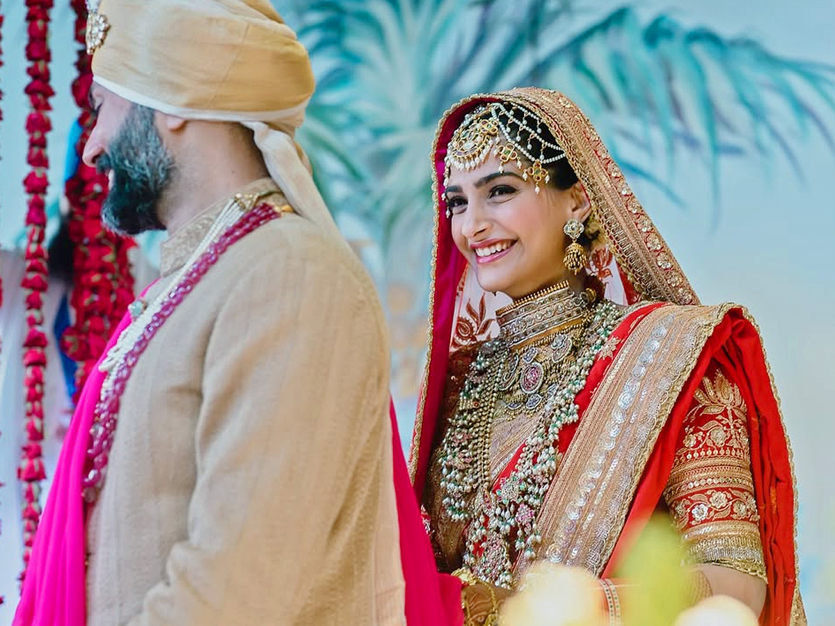 Sonam_20Kapoor_20shares_20unseen_20wedding_20pics_20with_20husband_20Anand_20Ahuja_20on_207th_20Anniversary_20Photos_20_2820_29.jpg 8