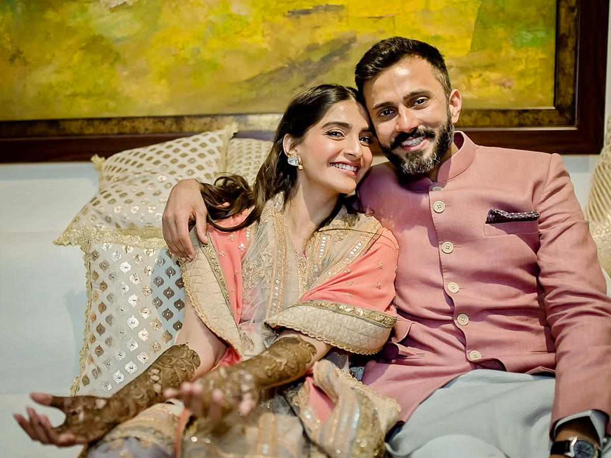 Sonam_20Kapoor_20shares_20unseen_20wedding_20pics_20with_20husband_20Anand_20Ahuja_20on_207th_20Anniversary_20Photos_20_2821_29.jpg 9