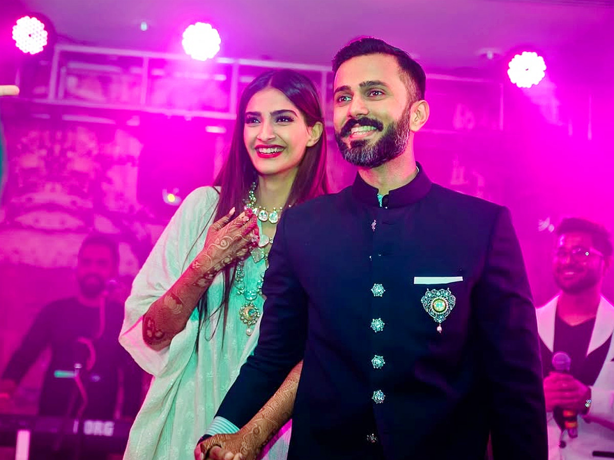 Sonam_20Kapoor_20shares_20unseen_20wedding_20pics_20with_20husband_20Anand_20Ahuja_20on_207th_20Anniversary_20Photos_20_2822_29.jpg 10